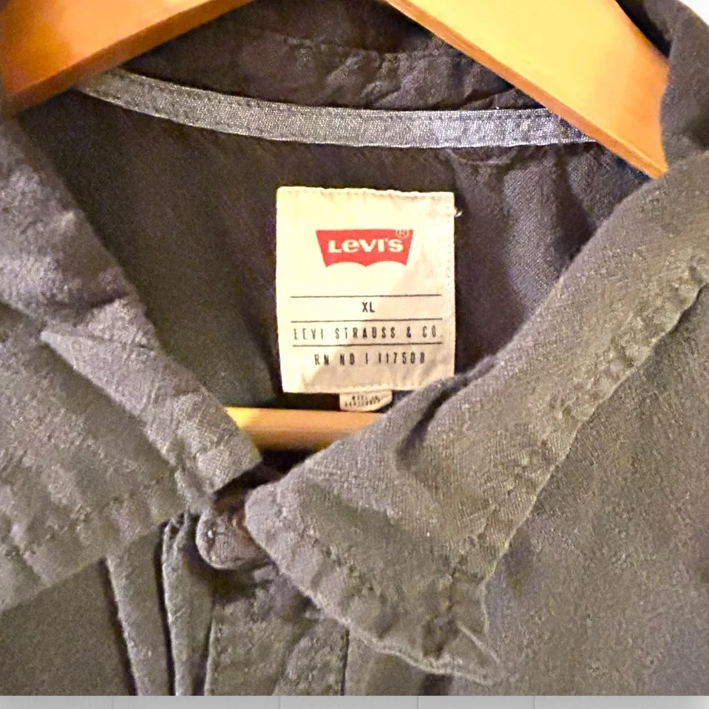 Men’s Levi’s Button Front Shirt XL Gray Pocket Short Sleeves